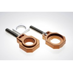 ACCEL NAPINACZ TYLNEJ OŚKI ZE ŚRUBĄ KTM SX/SXF 125-450 '13-19, HUSQVARNA TC 125/250 / FC 250/350/450 '15-18 (ŚR. 25MM) KOLOR POM