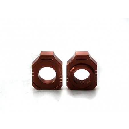 ACCEL 2020 NOWY TOWAR NAPINACZ TYLNEJ OŚKI ZE ŚRUBĄ KTM SX 85 '15-20, HUSQVARNA TC 85 '15-20 KOLOR POMARAŃCZOWY (KPL.-2SZT.)